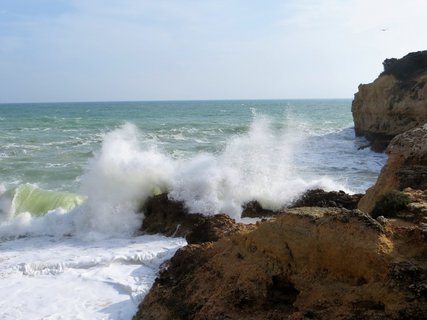 Lauschen Sie den Wellen des Atlantiks in Portugal an der Algarve 