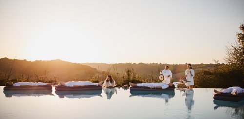 Vier Ayurveda-Gäste nehmen an einer Klang-Meditation auf dem Wasser teil