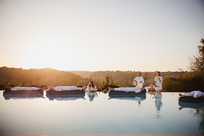 Vier Ayurveda-Gäste nehmen an einer Klang-Meditation auf dem Wasser teil