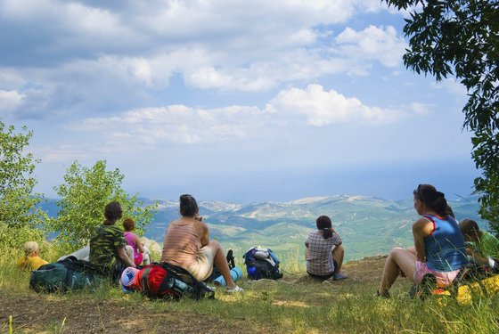 Wandergruppe blickt auf die Bergwelt