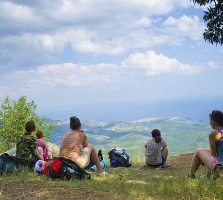 Wandergruppe blickt auf die Bergwelt