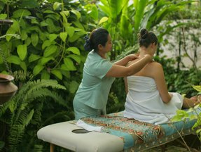 Eine Wellnessbehandlung inmitten von grünen Pflanzen