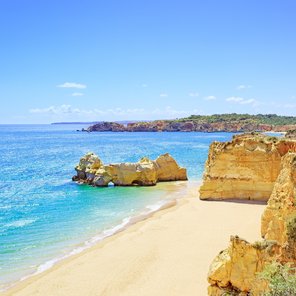 Felsen an einem Strand bei himmelblauem Meer