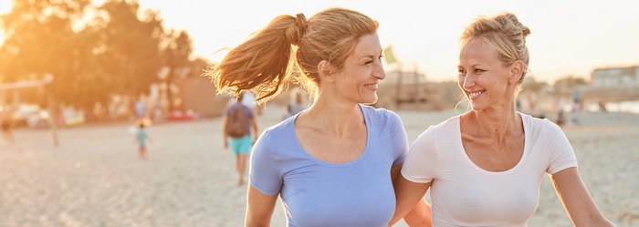 Zwei Frauen am Strand