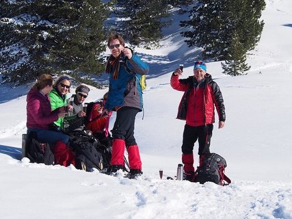 Kurze Verschnaufspause bei der Winterwanderung im verschneiten Gries