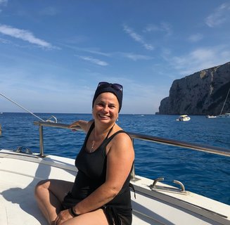 Die strahlende Yogalehrerin Kristin beim Bootsausflug