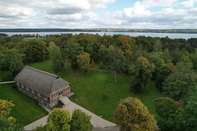 Die Yogahalle liegt inmitten des Park am See