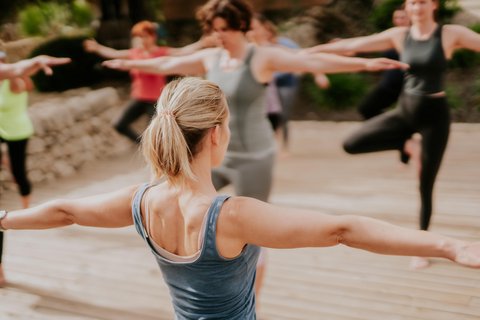 Frauen üben Yoga auf einer Yogaplattform