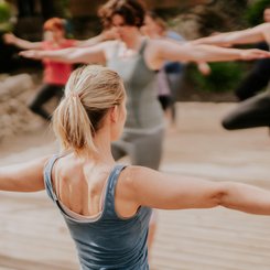Frauen üben Yoga auf einer Yogaplattform