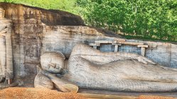 sri-lanka-reisen-rundreisen-urlaub-ceylon-buddha-statue-gal-vihara Die Buddha Statue Gal Vihara (auch Gal Viharaya oder Uttararama) wurde im 12. Jahrhundert von Parakramabahu errichtet
