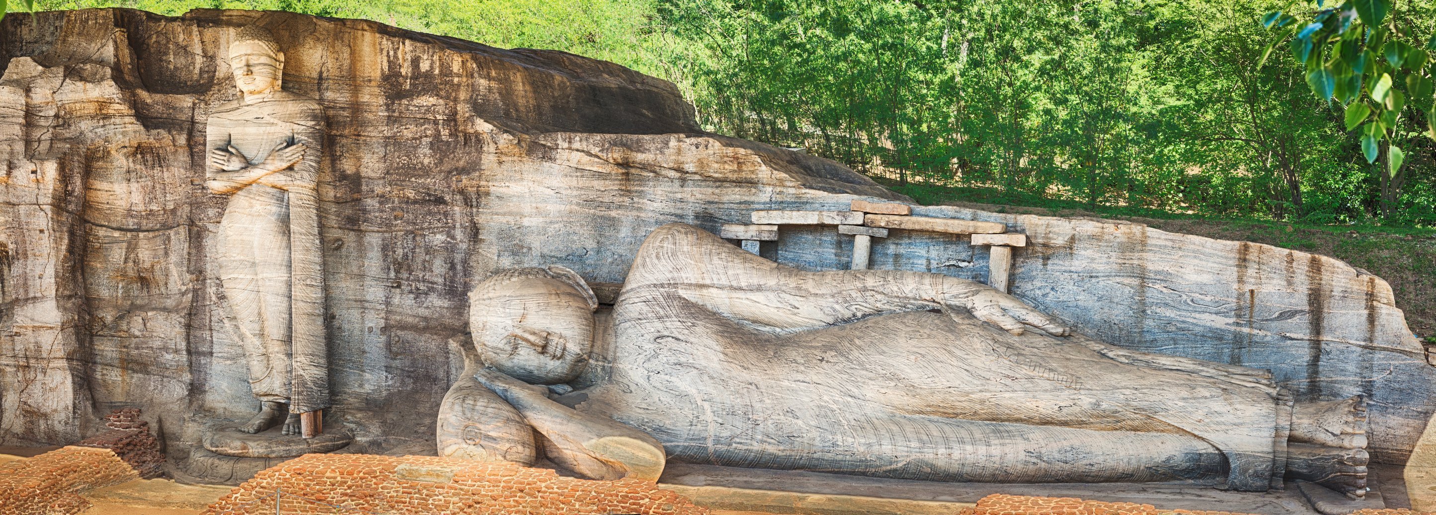sri-lanka-reisen-rundreisen-urlaub-ceylon-buddha-statue-gal-vihara Die Buddha Statue Gal Vihara (auch Gal Viharaya oder Uttararama) wurde im 12. Jahrhundert von Parakramabahu errichtet
