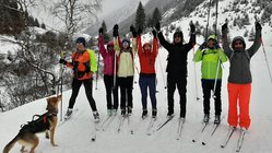 yoga-ski-urlaub-oesterreich-pitztal-hotel-vier-jahres-zeiten-hund Yogis bereit zum gleiten auf der Piste