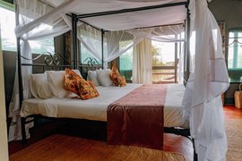 Einladende Zelte mit viel Tageslicht und Ausblick in die Natur