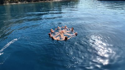 Kühlen Sie sich im Meer ab