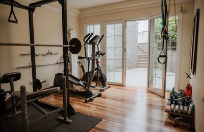 Der kleine aber gut ausgestattete Fitnessraum