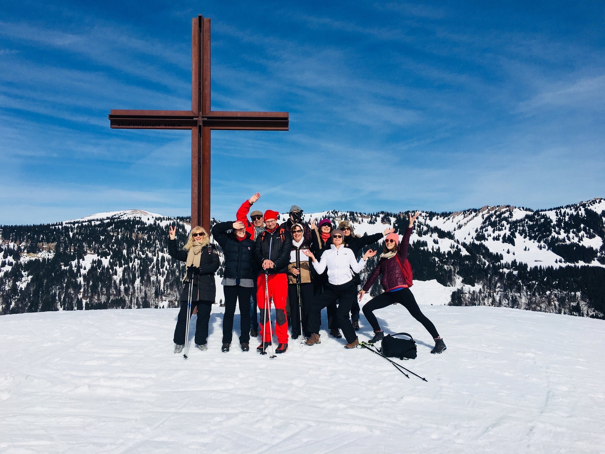 yoga-urlaub-deutschland-allgaeu-bio-berghotel-ifenblick-gruppe-schnee Auf dem Gipfel strahlt die Gruppe von Yogalehrerin Bina Dorn-Ebert