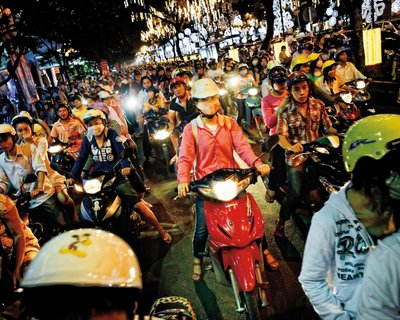 Die belebten Straßen von Hanoi am Abend
