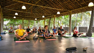 Morgendliche Yoga-Praxis in der Gruppe