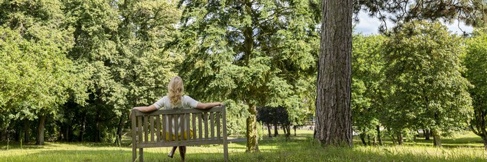 Frau sitzt auf einer Bank