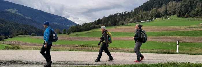 Personen auf einer Straße