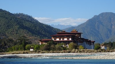 Das buddhistische Dzong am Fluss der Kleinstadt Punakha