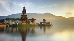 yoga-reisen-indonesien-bali-tempel-pura-ulun-danu-bratan Erleben Sie die magische Atmosphäre um den bedeutenden Wasser-Tempel Pura Ulun Danu Bratan