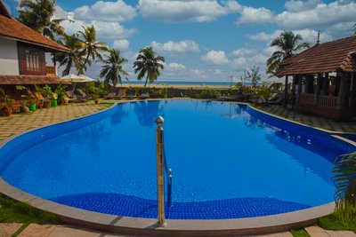 Vom Pool aus den Blick auf das Meer genießen