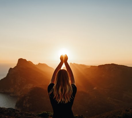 Junge Frau übt Yoga bei Sonnenuntergang