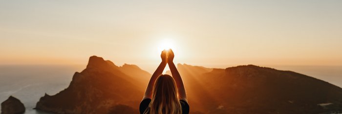 Junge Frau übt Yoga bei Sonnenuntergang