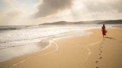 Strand Frau Fußspur_iStock_000021172723_Full_© PetarPaunchev Fußspuren im Sand