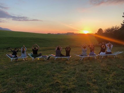 Die wundervolle Reisegruppe sitzt beim Sonnenuntergang zusammen