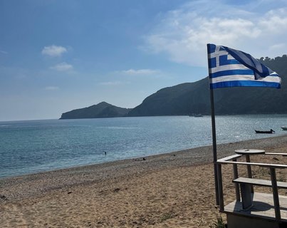 Griechenlands Flagge spiegelt wirklich die Farben den Landes wieder.