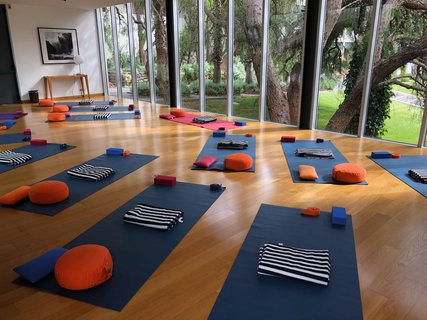 Der Yogaraum im Estalagem hat ein schönes natürliches Licht.
