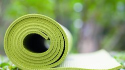 yoga-reisen-urlaub-meditation-utensilien-yogamatte Yogamatte für den Yoga-Kurs