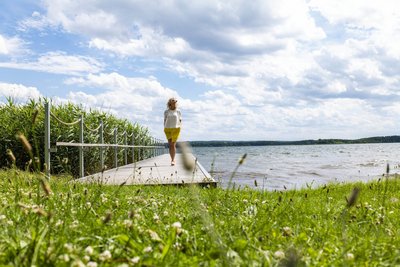 Spüren Sie die Ruhe des Sees am Steg