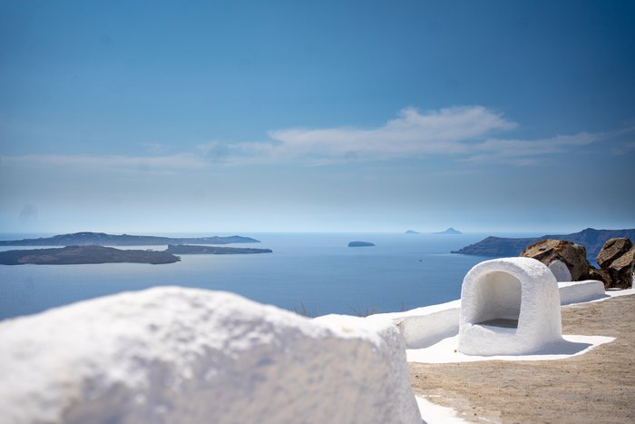 Aussicht von einer Plattform auf das Meer und mehrere Inseln
