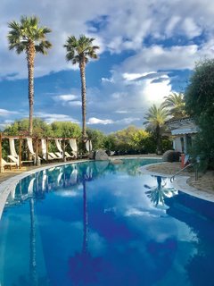 Am Pool des Hotel Galanias können Sie sich auf einer gemütlichen Liege niederlassen