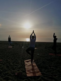 Yoga im Sonnengang an der sardischen Küste.