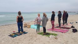 nicole-hau-son-mola-vell-strand Yoga Übungen am Strand