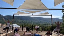 yoga-urlaub-kroatien-hotel-balatura-plattform-gruppe Genießen Sie Asanas auf der Yogaplattform