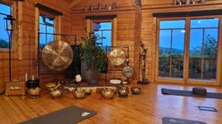 yoga-urlaub-deutschland-seehotel-niedernberg-klangschalen Üben Sie Yoga begleitet durch Klänge der Klangschalen