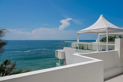 Blick aus dem Penthouse auf den blauen Ozean