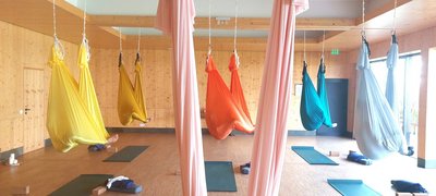 Gemeinsam Aerial Yoga üben