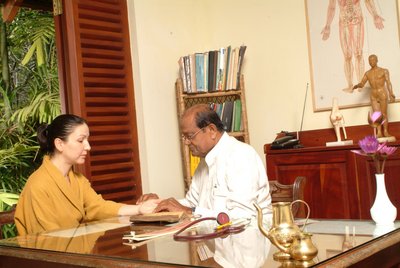 Ayurvedische Pulsdiagnose im Heritance Ayurveda Maha Gedara