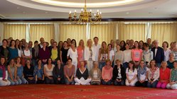 neue-wege-fest-jubiläum-gruppenfoto.jpg Gruppenfoto der NEUE WEGE Jubiläumsfeier