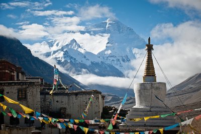 Genießen Sie die traumhaft schöne Aussicht vom Kloster Rongbuk