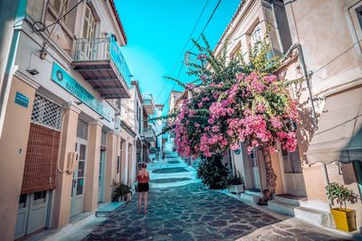Schlenderin Sie durch die Gassen Plakas in Athen