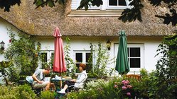 yoga-reisen-deutschland-nordsee-haus-am-watt Das fast 250 Jahre alte Haus am Watt heißt Sie inmitten alter Obstbäume Willkommen