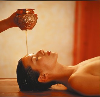 Der Stirnguss ist meist Bestandteil einer Ayurveda Kur