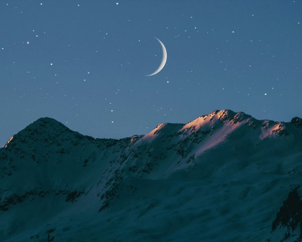 Ein Sichel Mond am Himmel